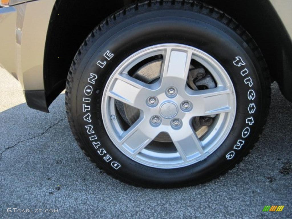 2006 Grand Cherokee Laredo 4x4 - Light Khaki Metallic / Khaki photo #7