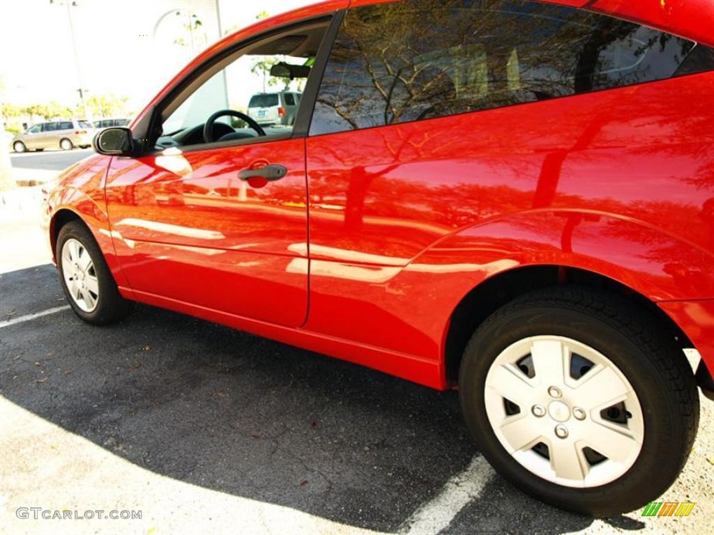 2006 Focus ZX3 SE Hatchback - Infra-Red / Dark Flint/Light Flint photo #6
