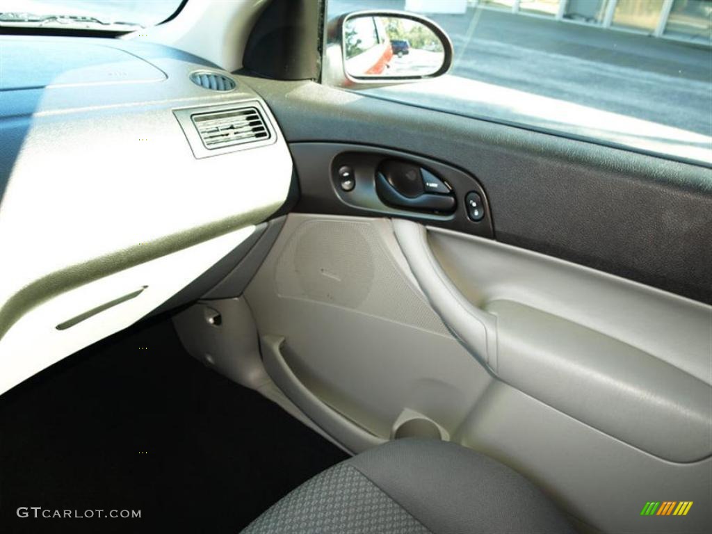 2006 Focus ZX3 SE Hatchback - Infra-Red / Dark Flint/Light Flint photo #12