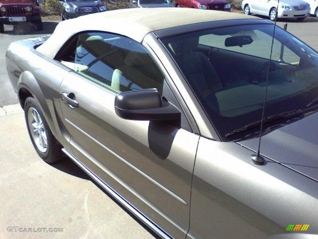 2005 Mustang V6 Deluxe Convertible - Mineral Grey Metallic / Medium Parchment photo #21