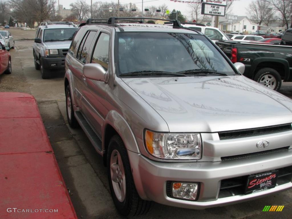 2002 QX4 4x4 - Brilliant Silver Metallic / Graphite photo #2