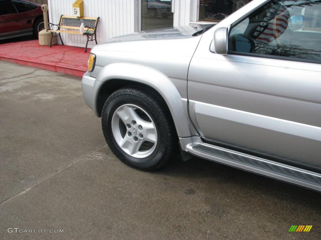 2002 QX4 4x4 - Brilliant Silver Metallic / Graphite photo #13