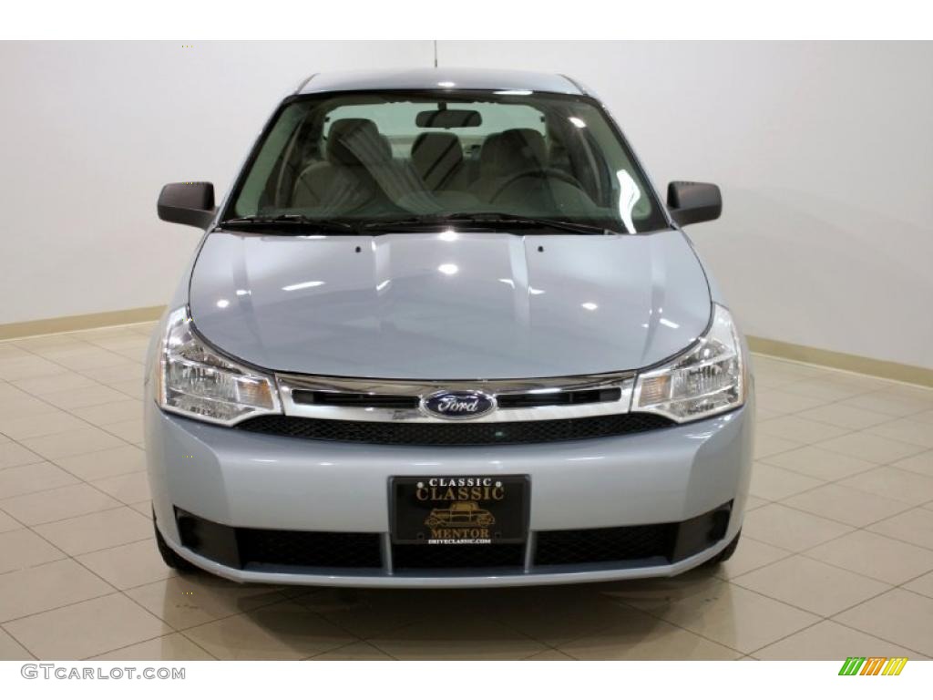 2009 Focus SE Sedan - Light Ice Blue Metallic / Medium Stone photo #2