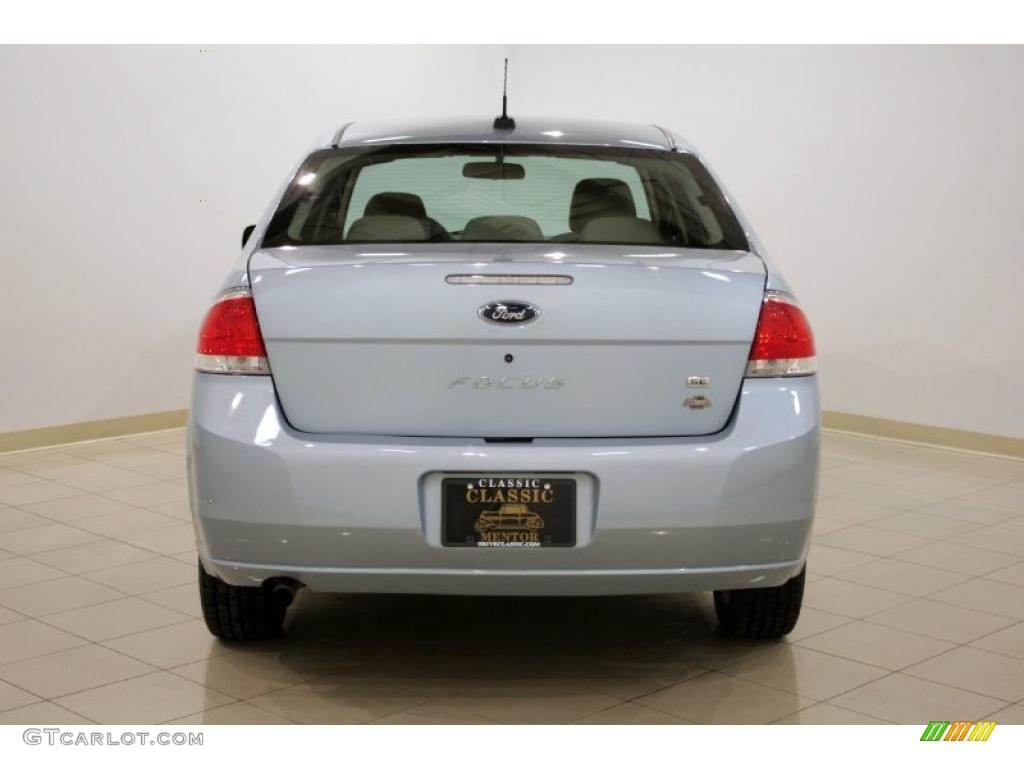 2009 Focus SE Sedan - Light Ice Blue Metallic / Medium Stone photo #6