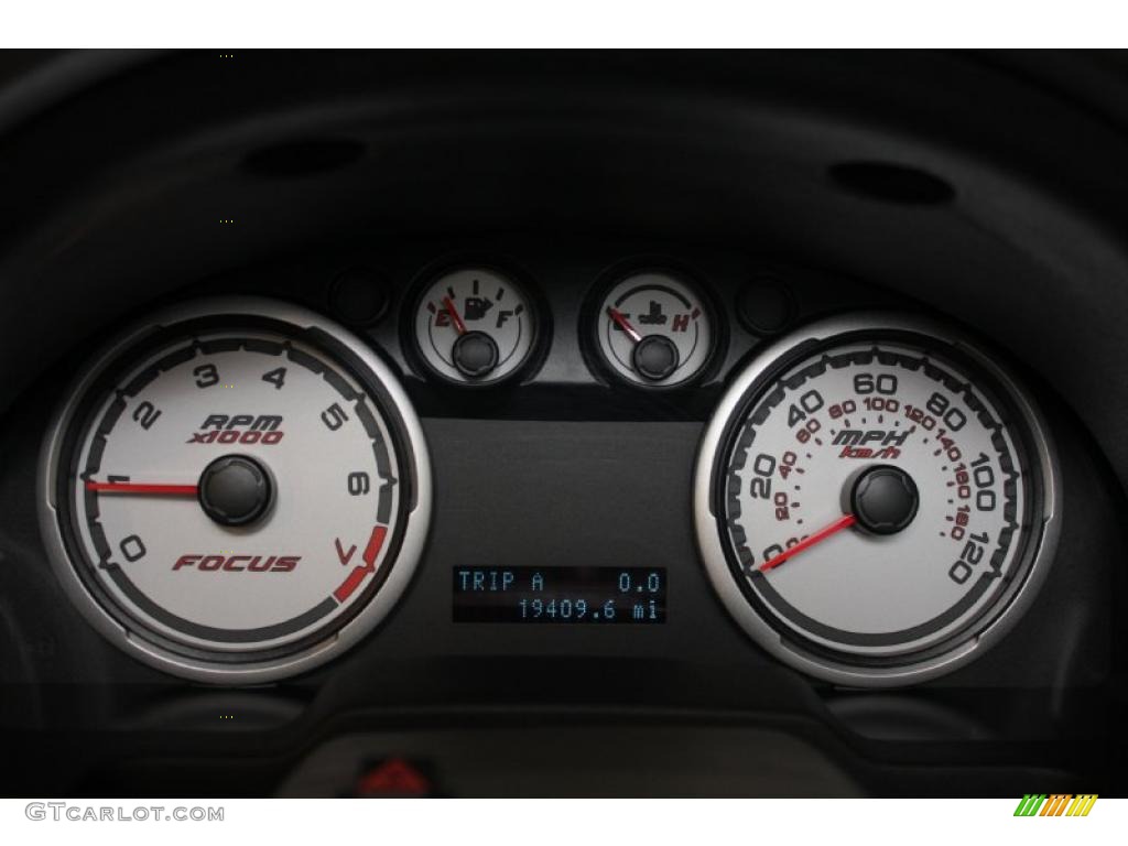 2009 Focus SE Sedan - Light Ice Blue Metallic / Medium Stone photo #12