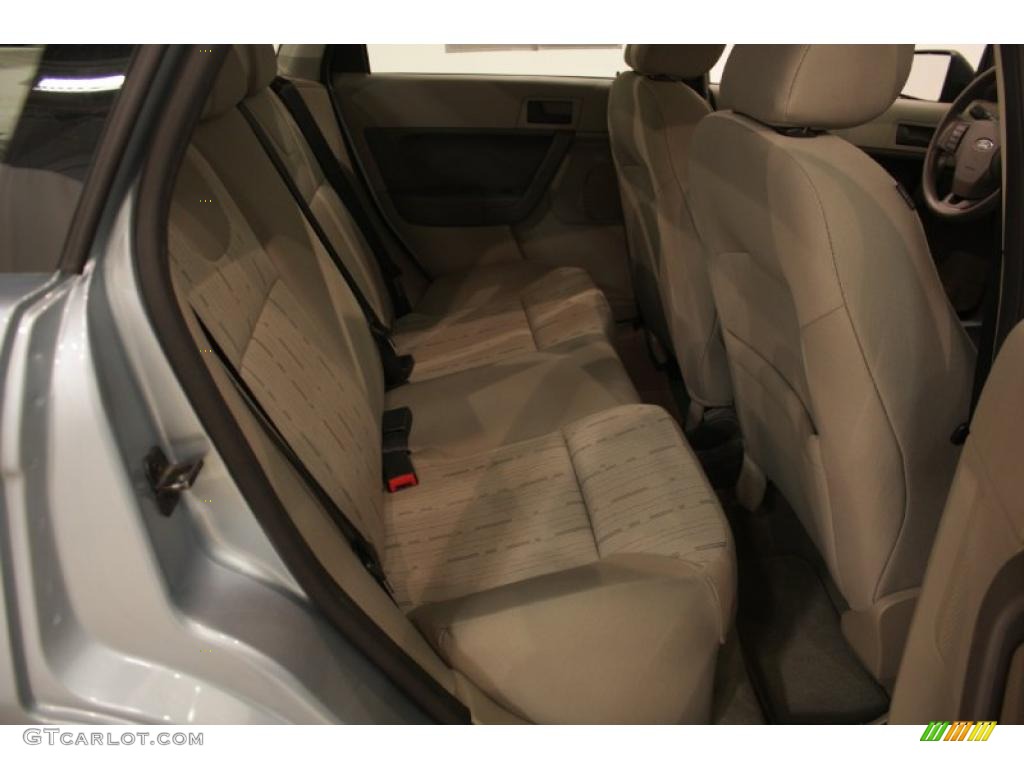 2009 Focus SE Sedan - Light Ice Blue Metallic / Medium Stone photo #17