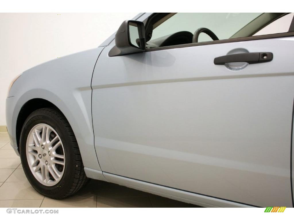 2009 Focus SE Sedan - Light Ice Blue Metallic / Medium Stone photo #22