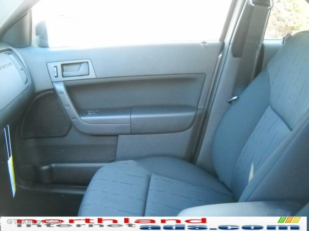 2010 Focus SE Sedan - Sterling Grey Metallic / Charcoal Black photo #11