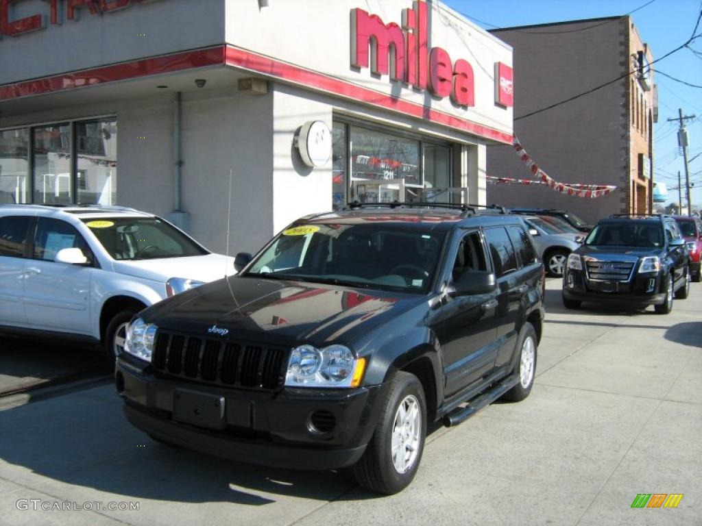 2005 Grand Cherokee Laredo 4x4 - Brilliant Black Crystal Pearl / Medium Slate Gray photo #1