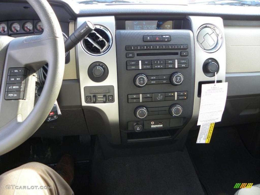 2010 F150 XLT Regular Cab 4x4 - Oxford White / Tan photo #25