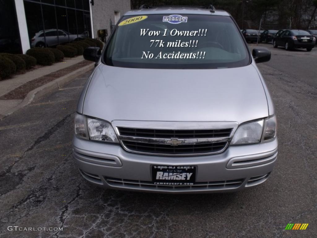 2002 Venture Warner Brothers Edition AWD - Galaxy Silver Metallic / Medium Gray photo #2