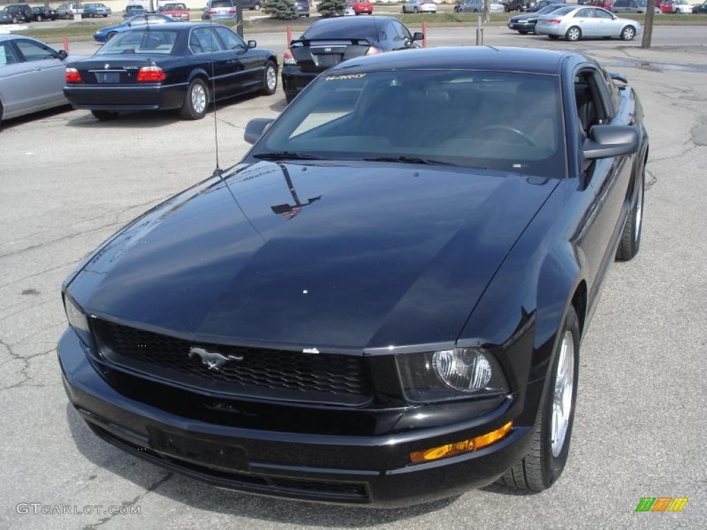 2006 Mustang V6 Premium Coupe - Black / Dark Charcoal photo #2