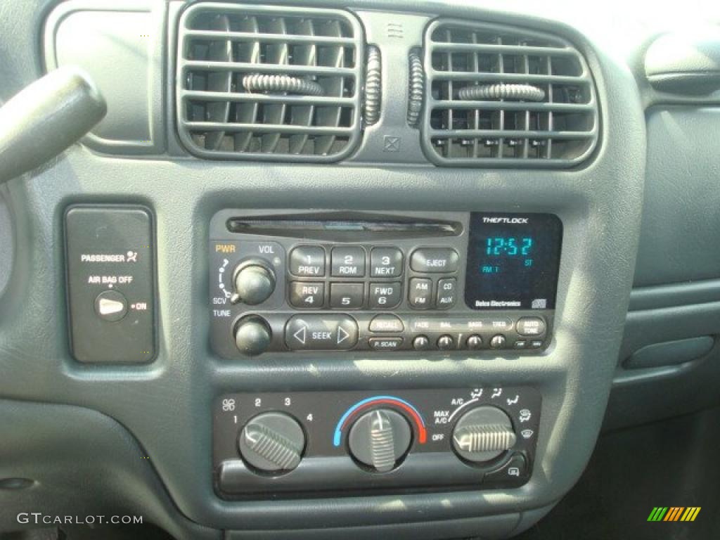 2000 S10 LS Extended Cab - Victory Red / Medium Gray photo #17