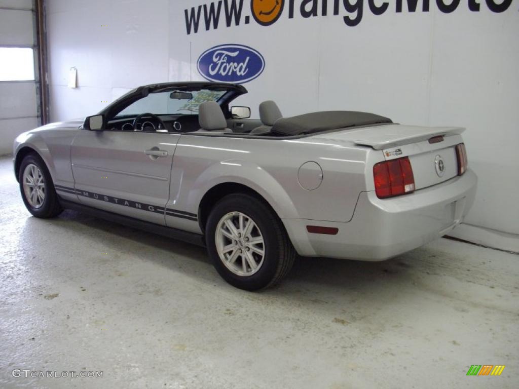 2008 Mustang V6 Deluxe Convertible - Brilliant Silver Metallic / Light Graphite photo #2