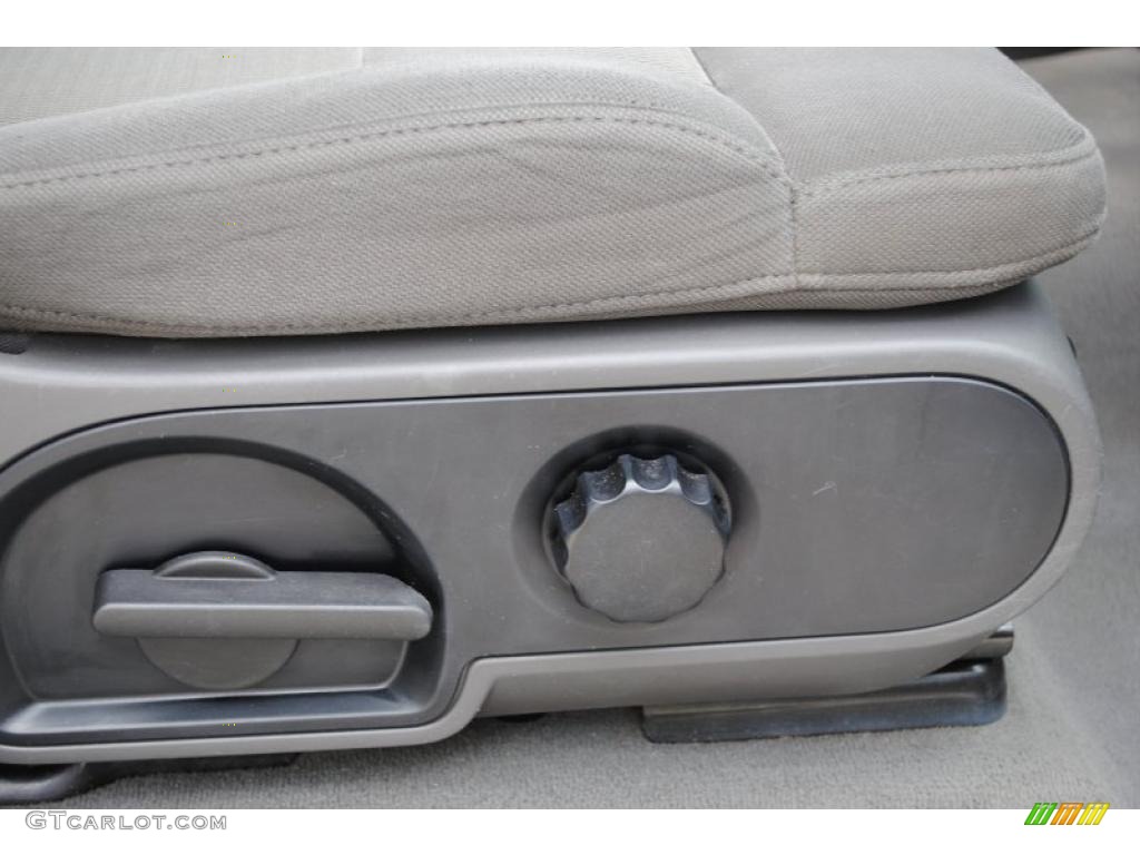 2004 F150 XLT Regular Cab 4x4 - Oxford White / Dark Flint photo #42