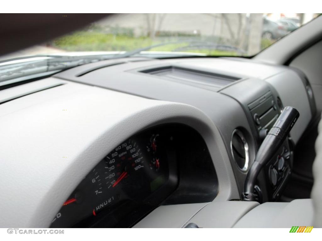 2004 F150 XLT Regular Cab 4x4 - Oxford White / Dark Flint photo #47