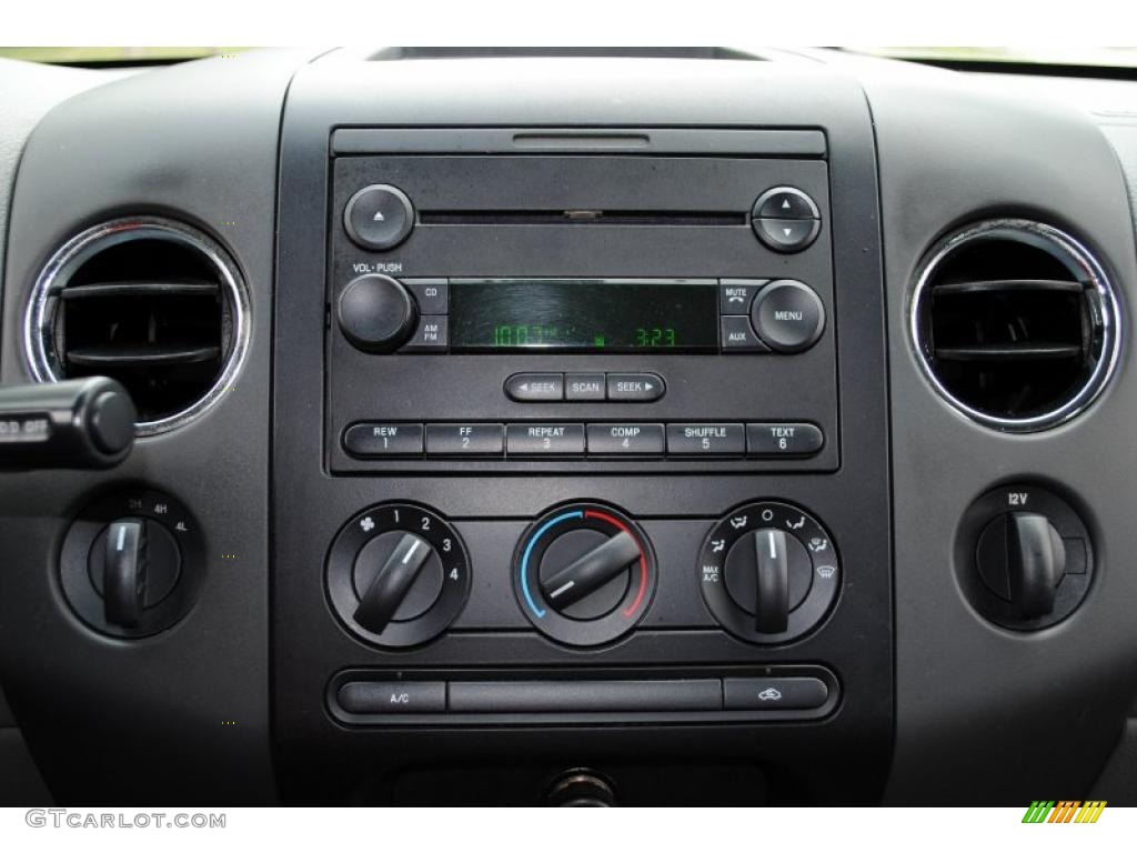 2004 F150 XLT Regular Cab 4x4 - Oxford White / Dark Flint photo #49
