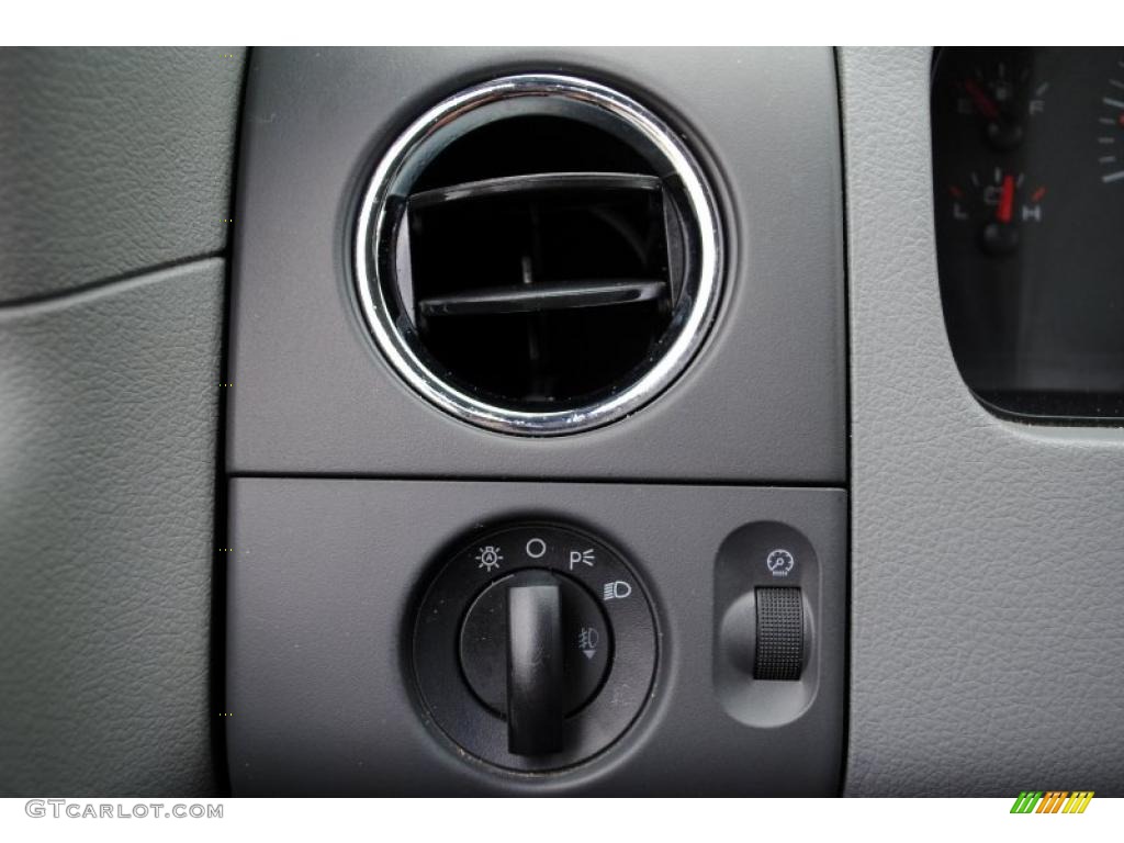 2004 F150 XLT Regular Cab 4x4 - Oxford White / Dark Flint photo #57