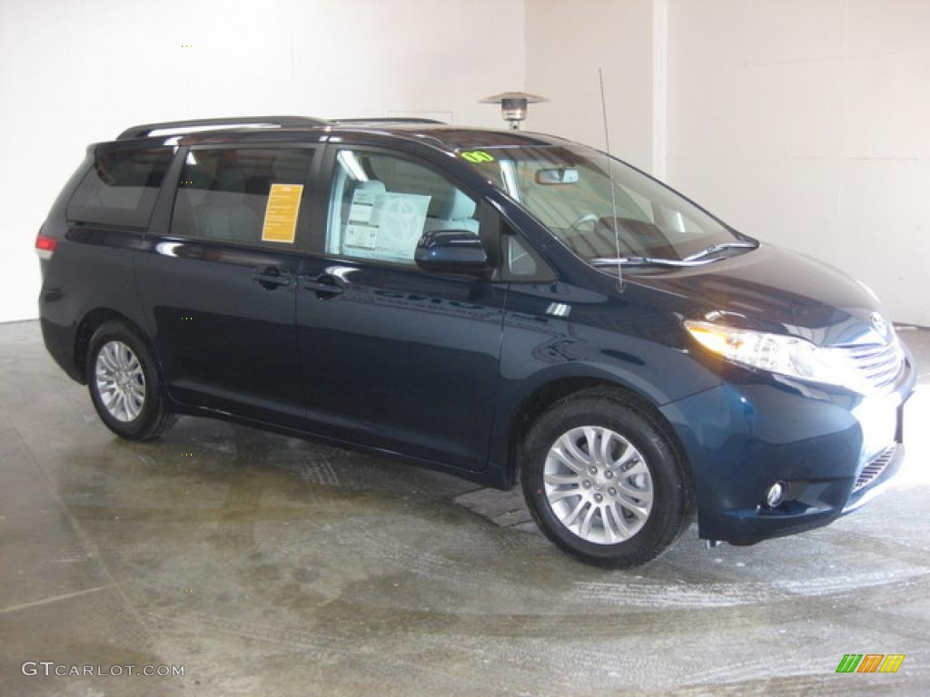 2011 Sienna XLE - South Pacific Blue Pearl / Light Gray photo #5