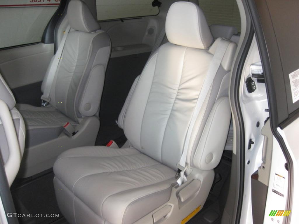 2011 Sienna Limited - Super White / Light Gray photo #3