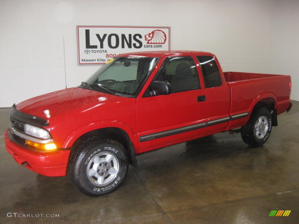 2001 S10 Extended Cab 4x4 - Victory Red / Graphite photo #1