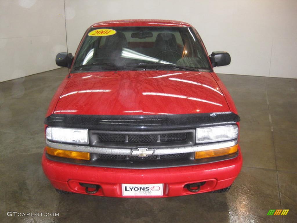 2001 S10 Extended Cab 4x4 - Victory Red / Graphite photo #2