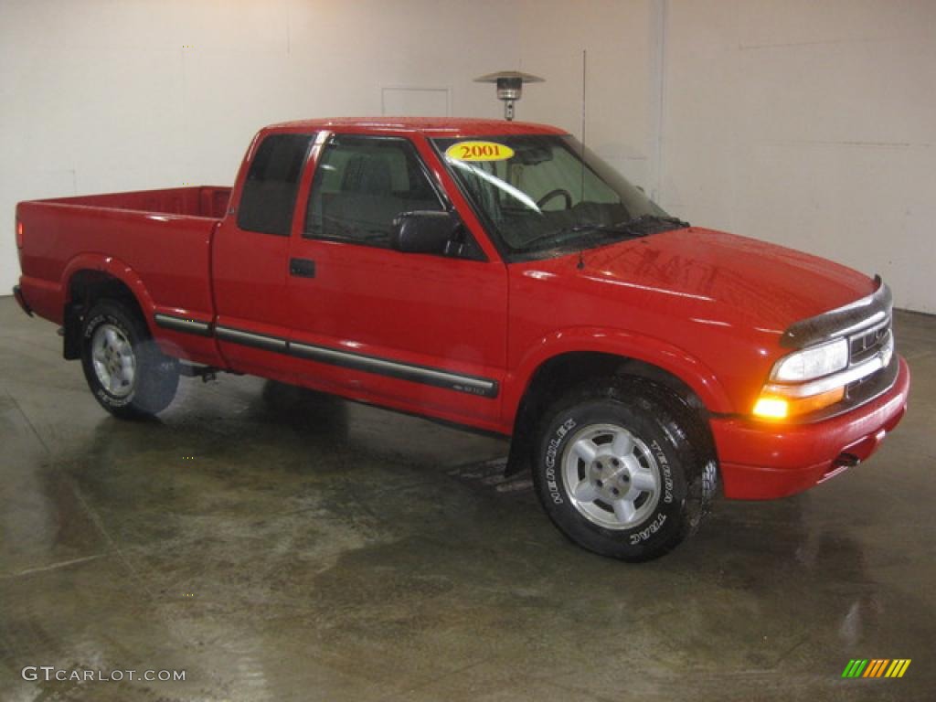 2001 S10 Extended Cab 4x4 - Victory Red / Graphite photo #3