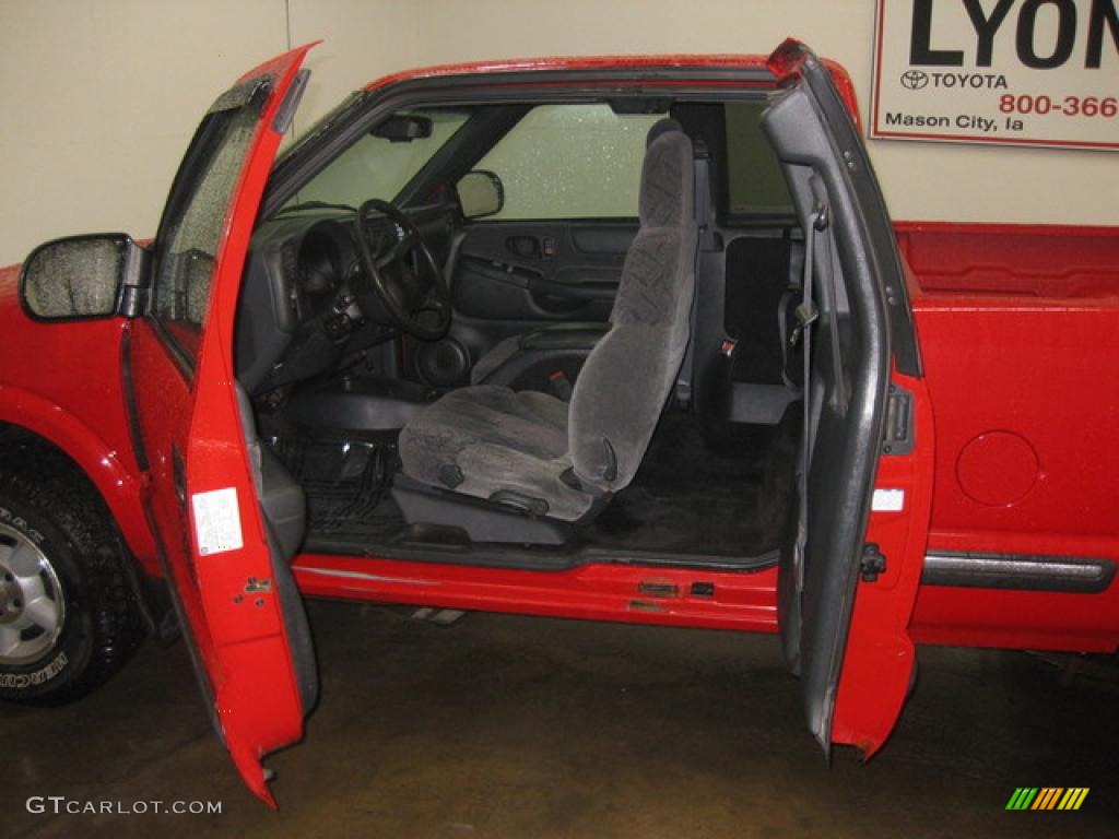 2001 S10 Extended Cab 4x4 - Victory Red / Graphite photo #9