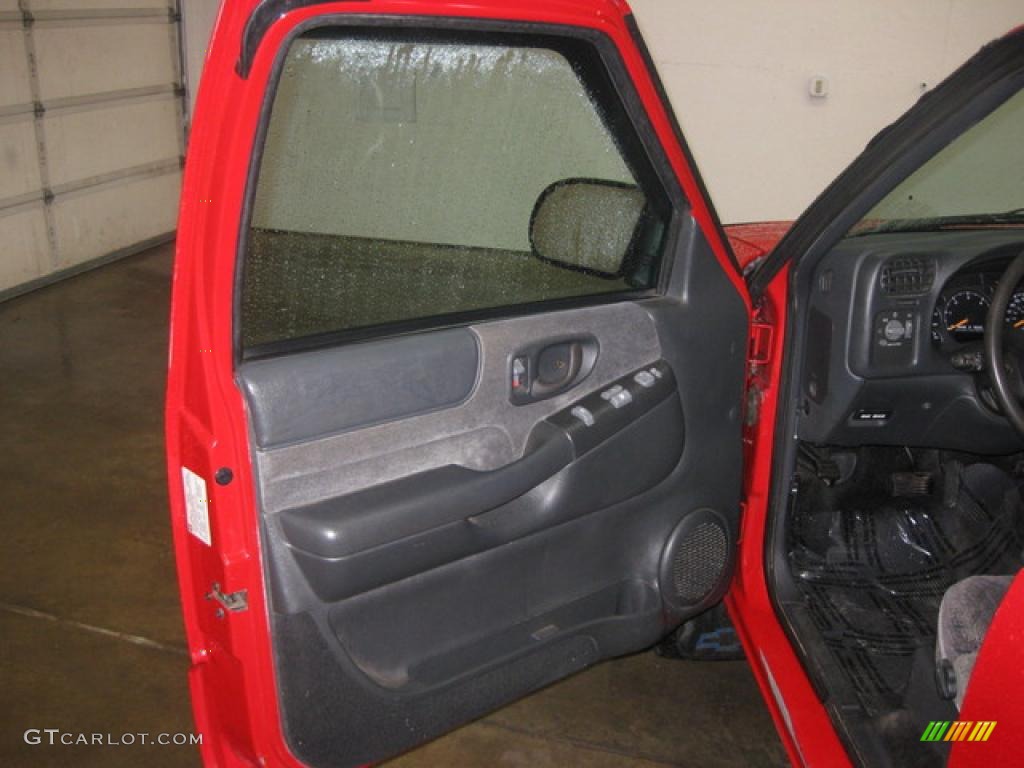 2001 S10 Extended Cab 4x4 - Victory Red / Graphite photo #15