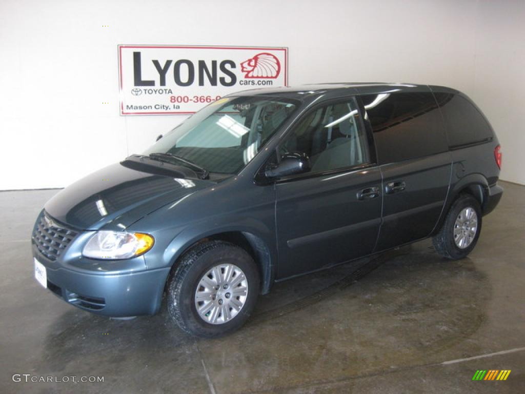 2007 Town & Country  - Brilliant Black Crystal Pearl / Medium Slate Gray photo #1