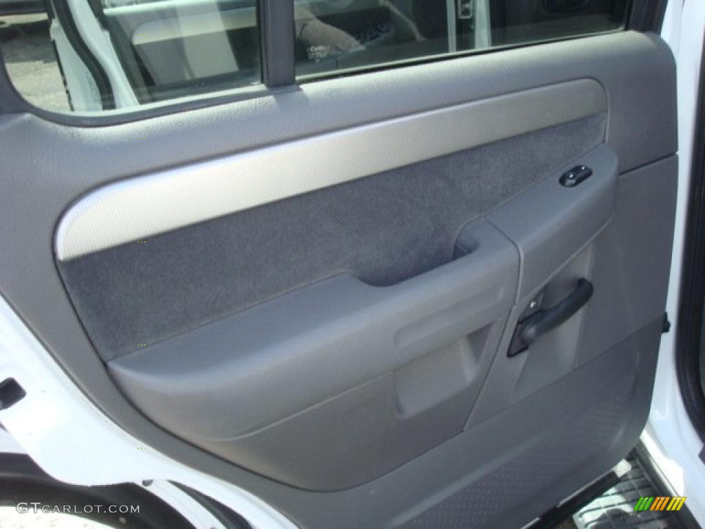 2003 Explorer XLT 4x4 - Oxford White / Graphite Grey photo #16
