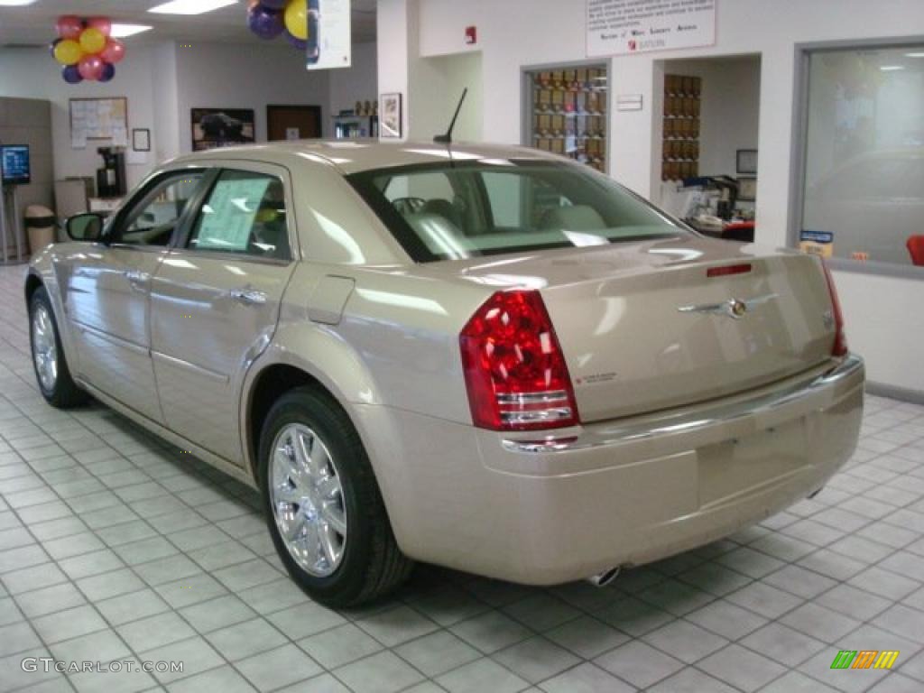 2008 300 C HEMI - Light Sandstone Metallic / Medium Pebble Beige/Cream photo #2