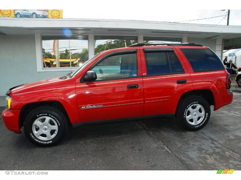 2002 TrailBlazer LS - Victory Red / Medium Oak photo #6