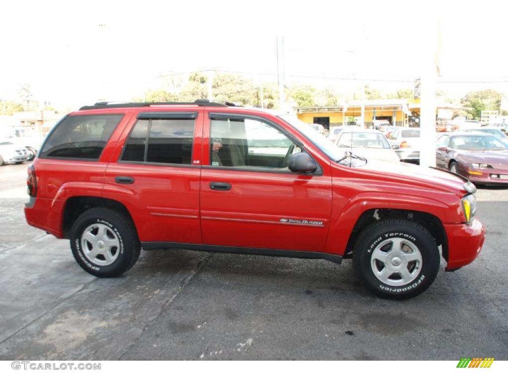 2002 TrailBlazer LS - Victory Red / Medium Oak photo #13