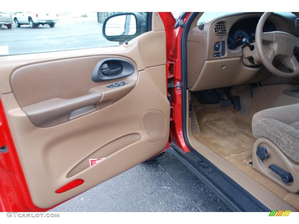 2002 TrailBlazer LS - Victory Red / Medium Oak photo #18