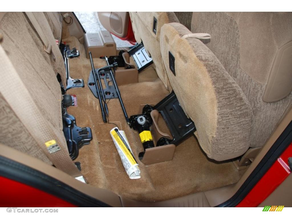 2002 TrailBlazer LS - Victory Red / Medium Oak photo #32