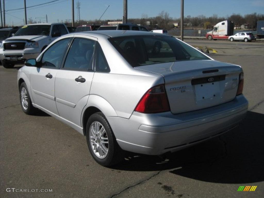 2005 Focus ZX4 SE Sedan - CD Silver Metallic / Dark Flint/Light Flint photo #5