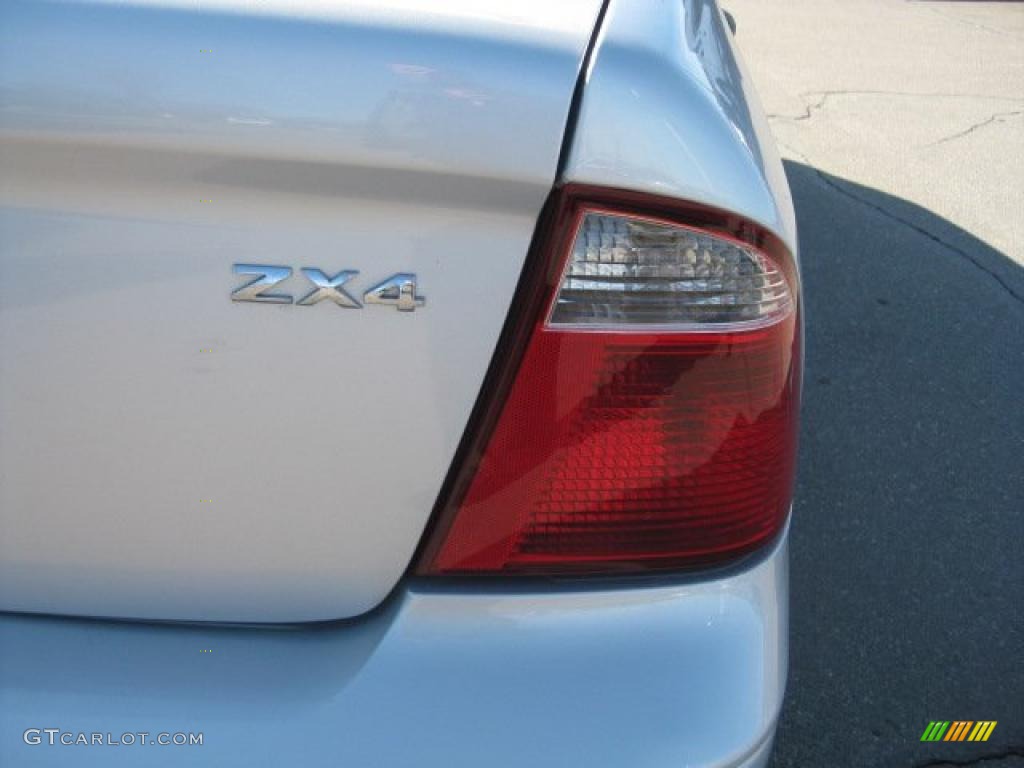2005 Focus ZX4 SE Sedan - CD Silver Metallic / Dark Flint/Light Flint photo #16