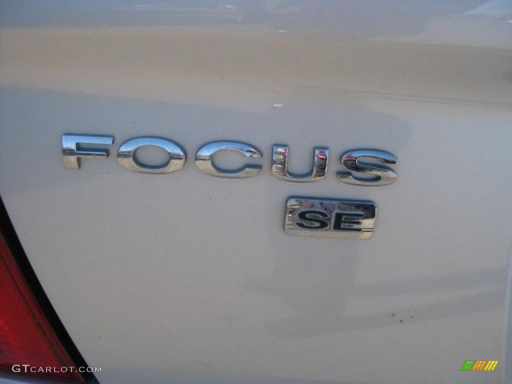 2005 Focus ZX4 SE Sedan - CD Silver Metallic / Dark Flint/Light Flint photo #17