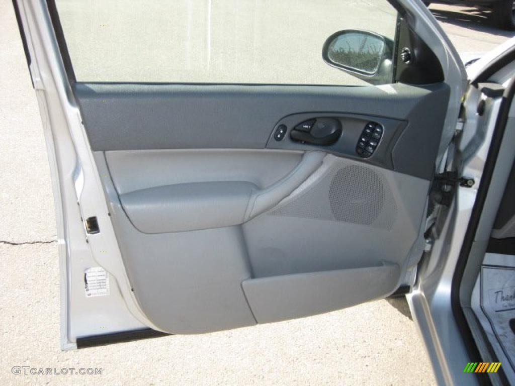 2005 Focus ZX4 SE Sedan - CD Silver Metallic / Dark Flint/Light Flint photo #21