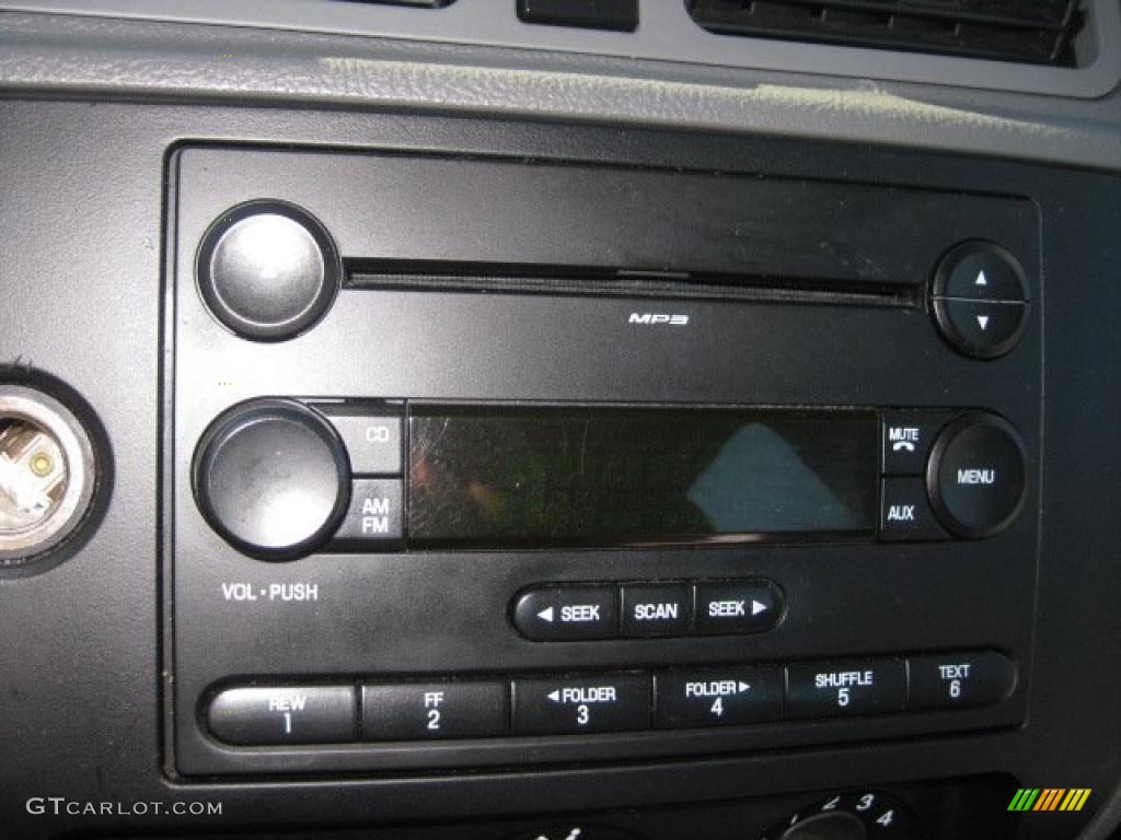 2005 Focus ZX4 SE Sedan - CD Silver Metallic / Dark Flint/Light Flint photo #26