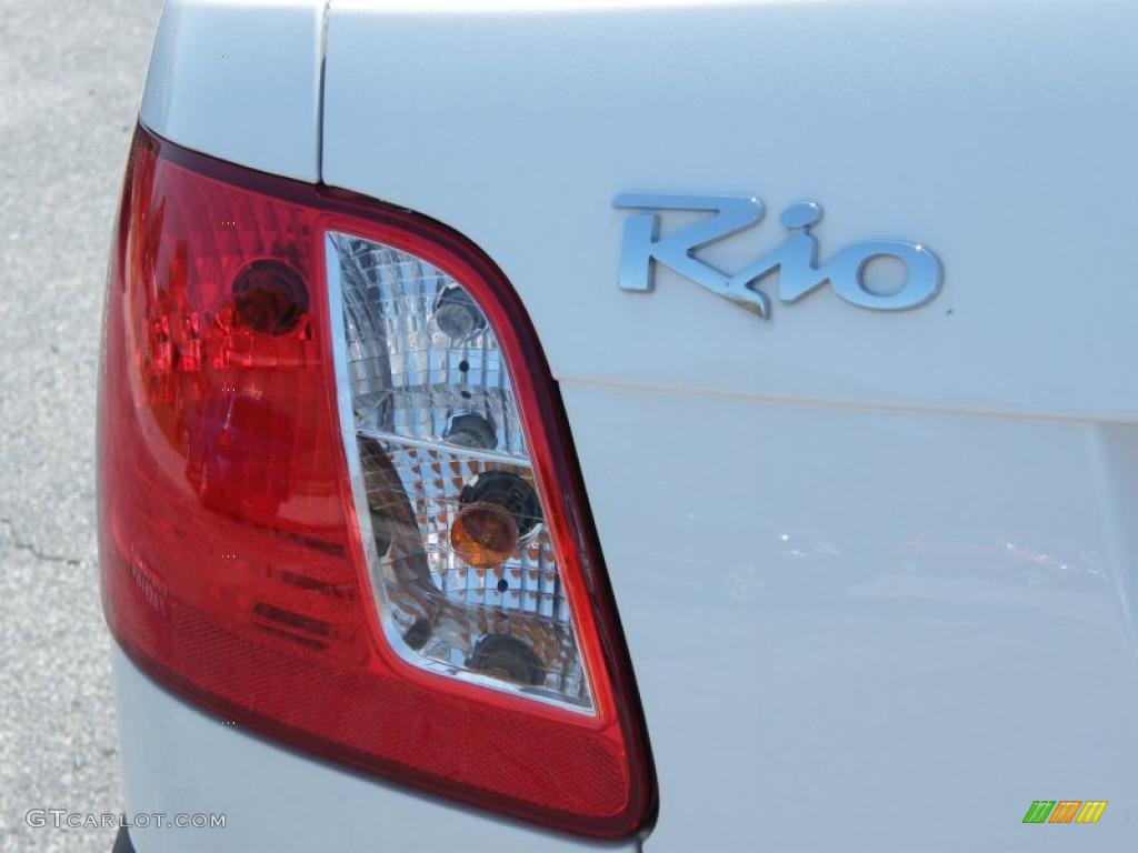 2009 Rio LX Sedan - Clear White / Gray photo #10