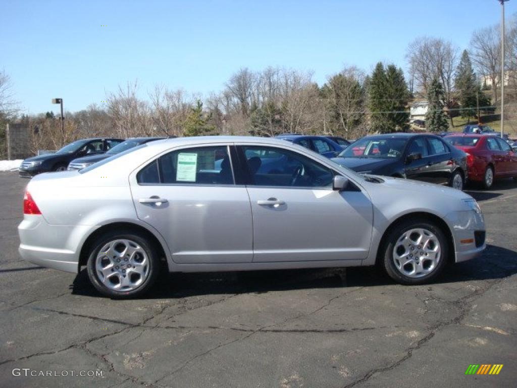 2010 Fusion SE - Brilliant Silver Metallic / Charcoal Black photo #2
