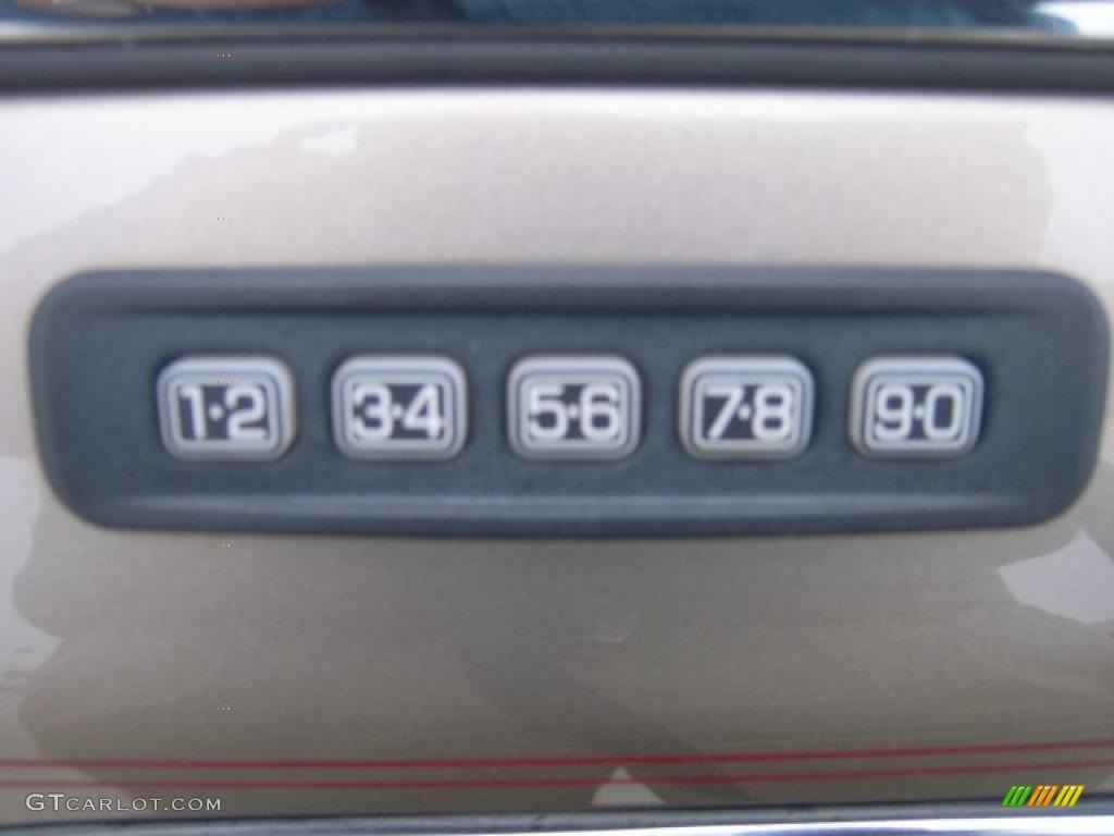 2004 Grand Marquis LS - Arizona Beige Metallic / Medium Parchment photo #17