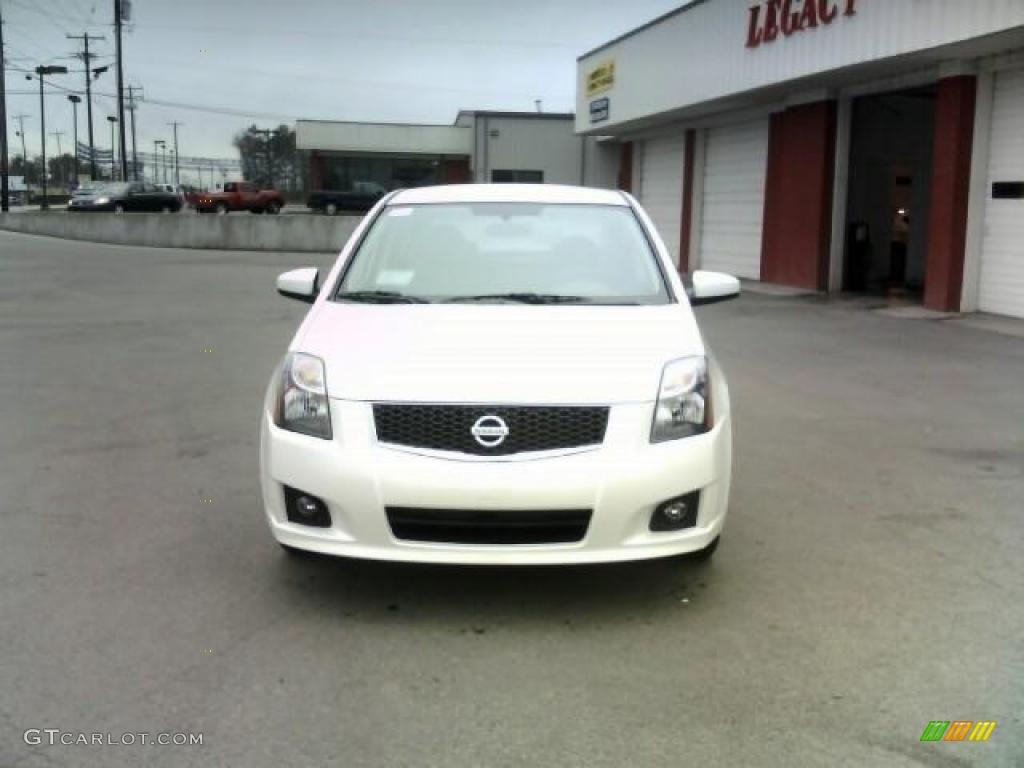 2010 Sentra 2.0 SR - Aspen White / Beige photo #2
