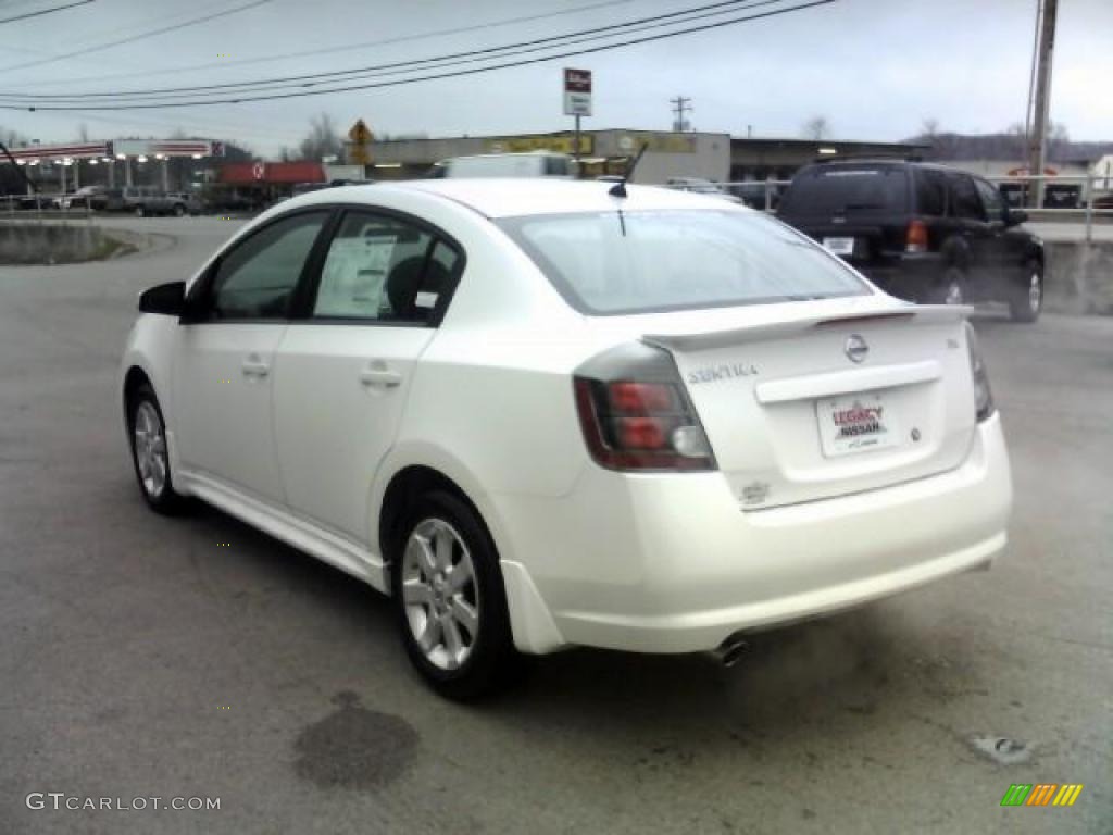 2010 Sentra 2.0 SR - Aspen White / Beige photo #7