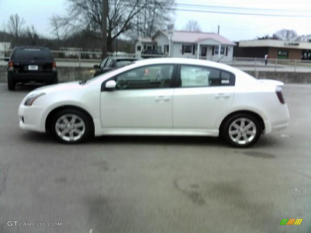 2010 Sentra 2.0 SR - Aspen White / Beige photo #8