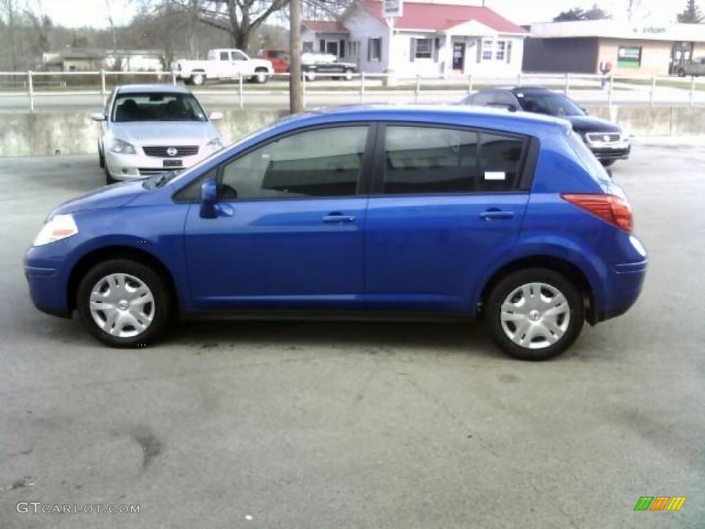 2010 Versa 1.8 S Hatchback - Metallic Blue / Charcoal photo #8