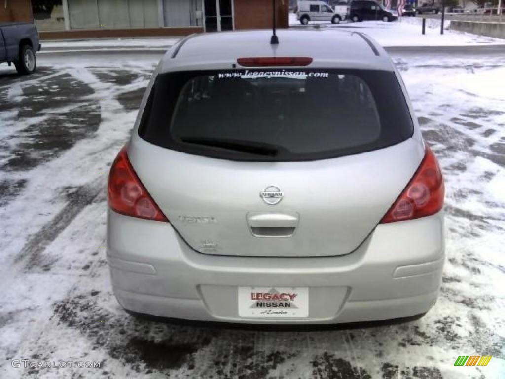 2010 Versa 1.8 S Hatchback - Brilliant Silver Metallic / Charcoal photo #6