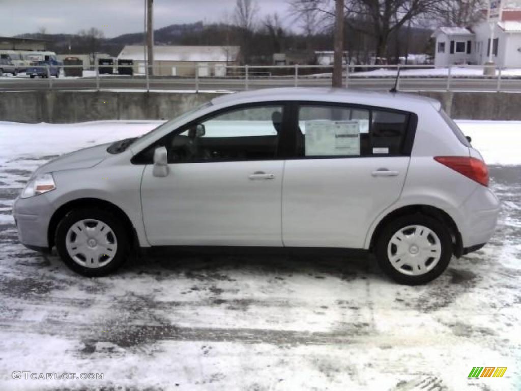 2010 Versa 1.8 S Hatchback - Brilliant Silver Metallic / Charcoal photo #8